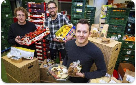 De uitbaters van Supervers die in het warenhuis van 't Vitamientje poseren met hun versproducten.