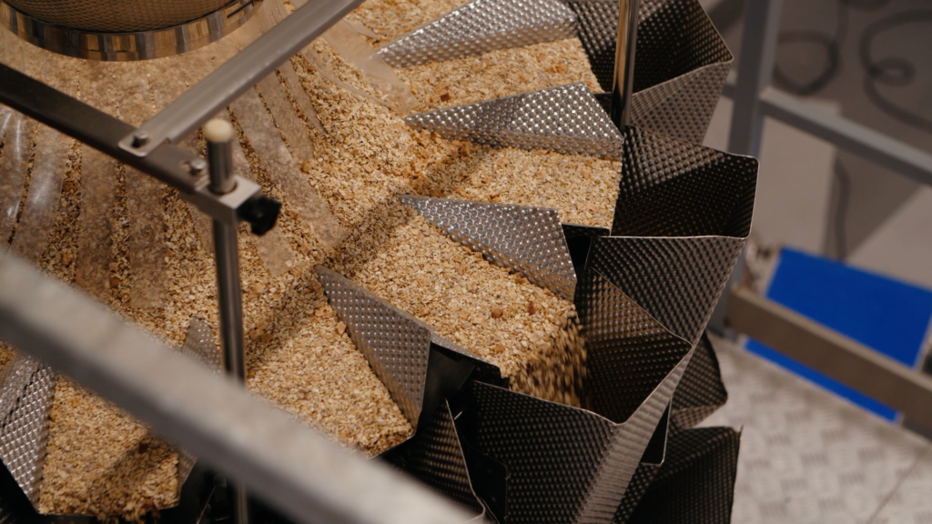 Machine die zaden verwerkt in de fabriek van notengroothandel Allnuts.